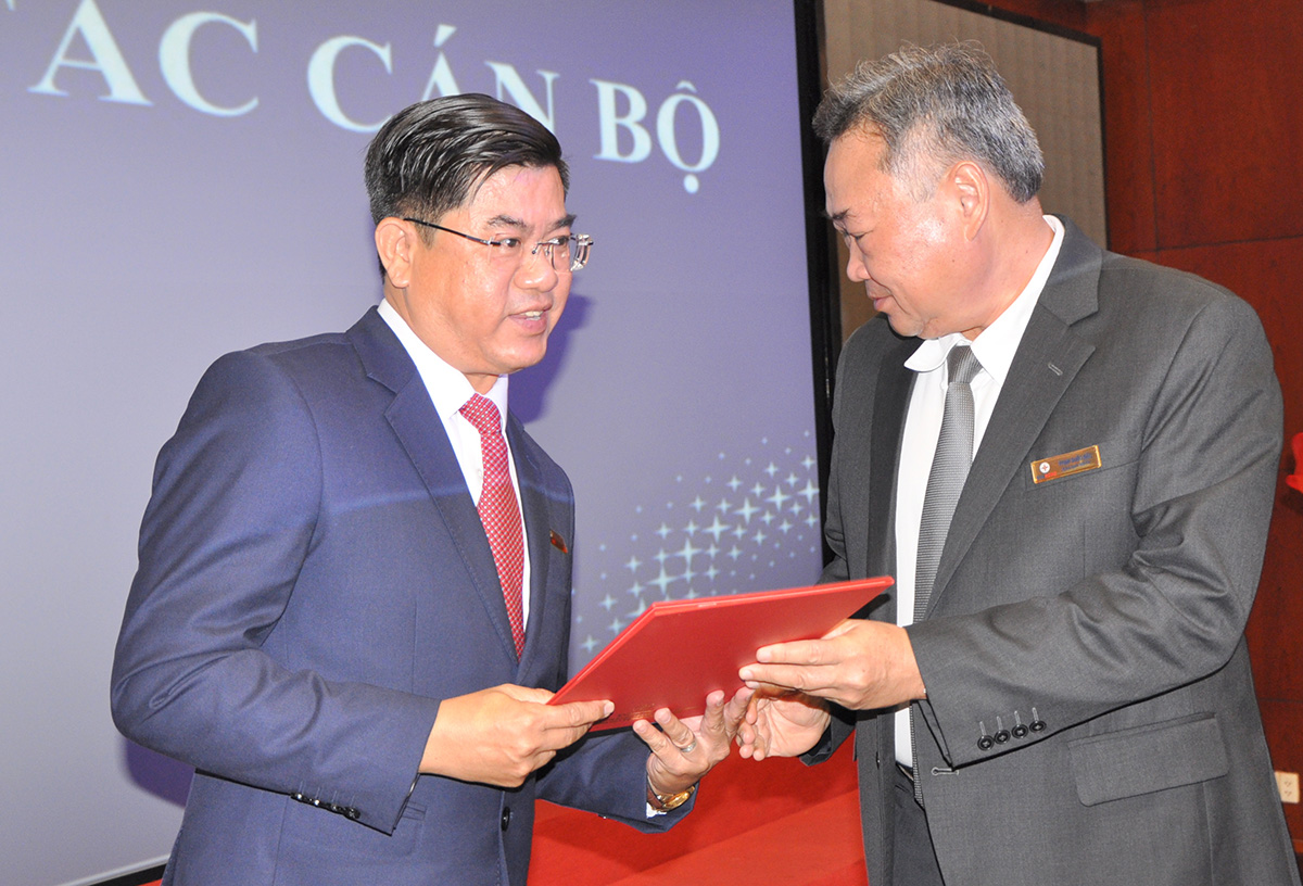 Chủ tịch EVNHCMC Phạm Quốc Bảo (bìa phải) trao quyết định bổ nhiệm cho đồng chí Bùi Hải Thành.